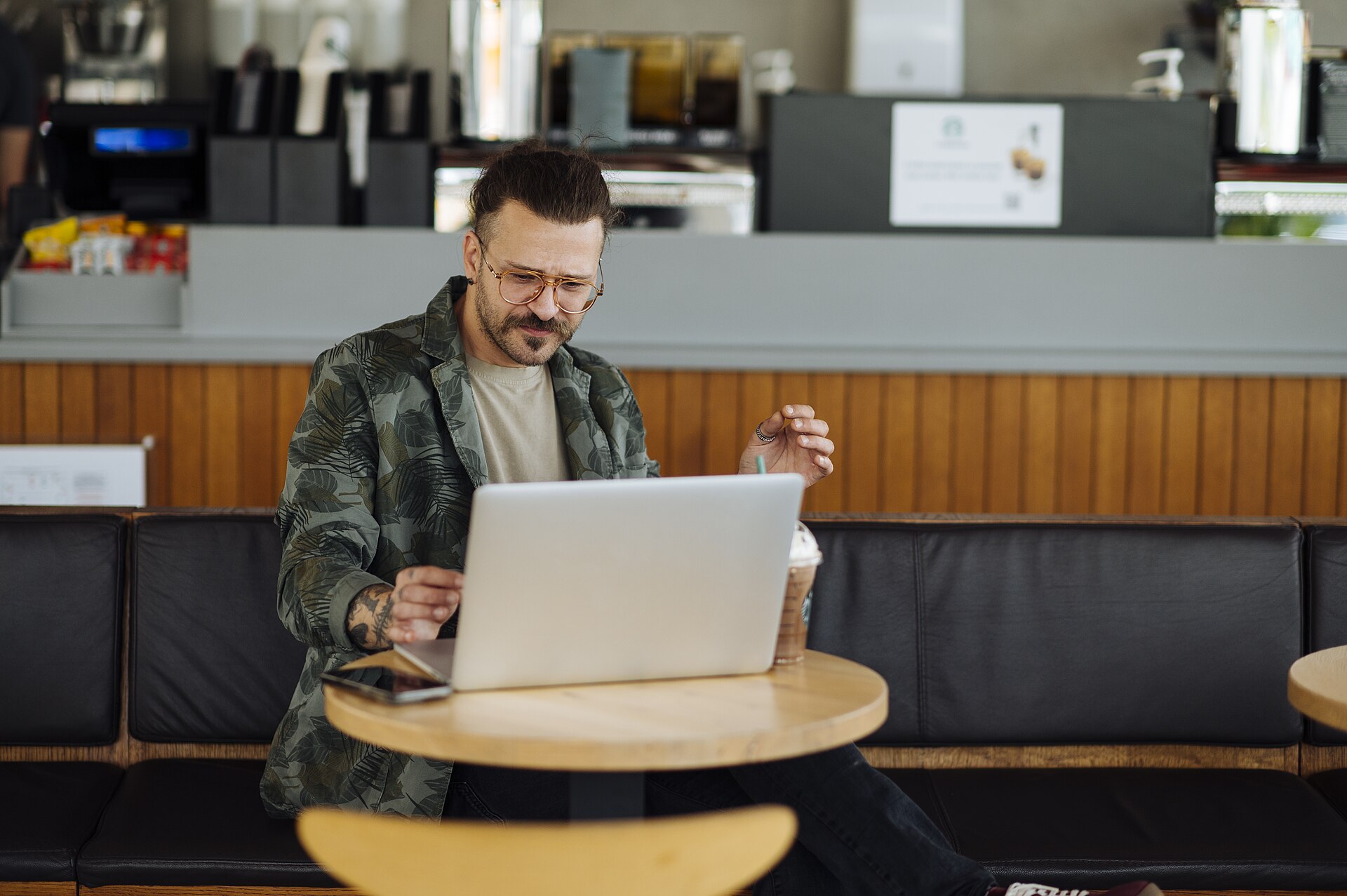 Arbeit am Laptop in einem Café