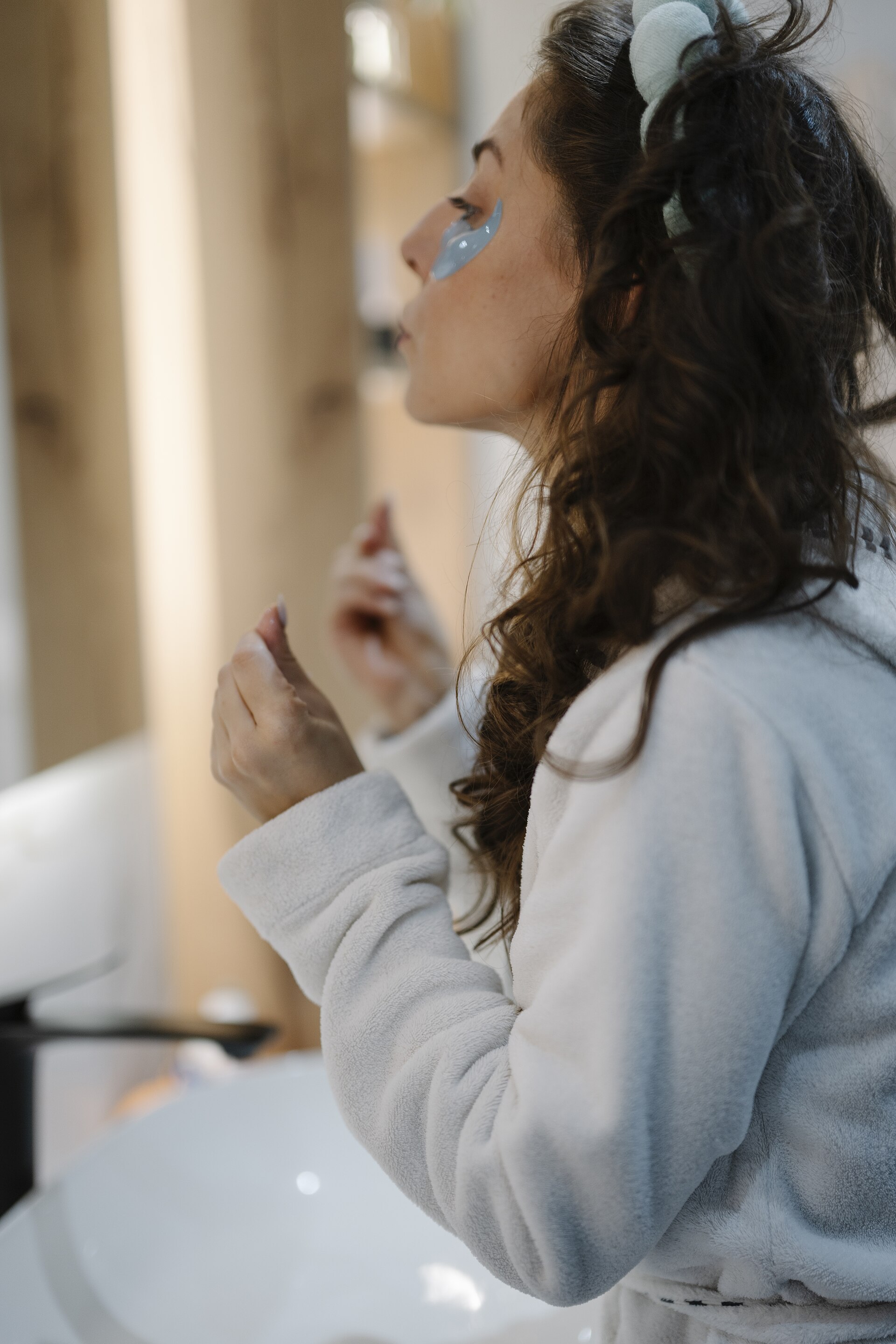 Frau im Bad mit der velune Morgenroutine